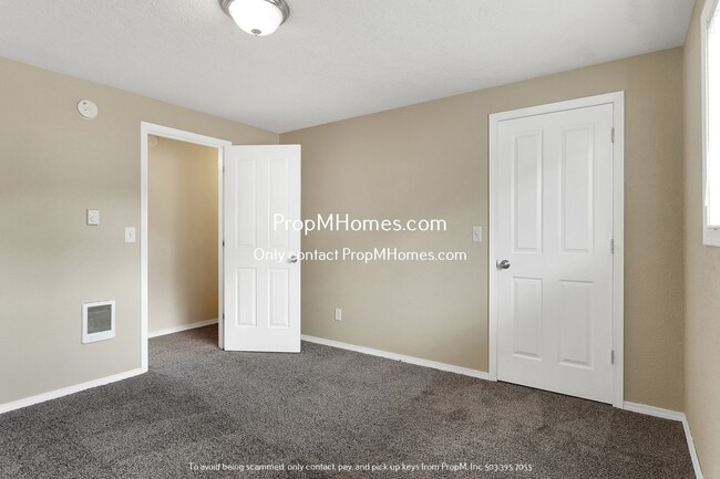 Building Photo - Charming 2-Bedroom Haven in the Heart of Sunset - A Blend of Serenity and Convenience!