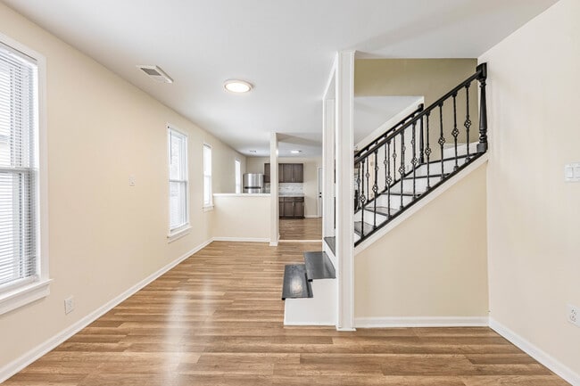 Building Photo - 420 N Lockwood Ave