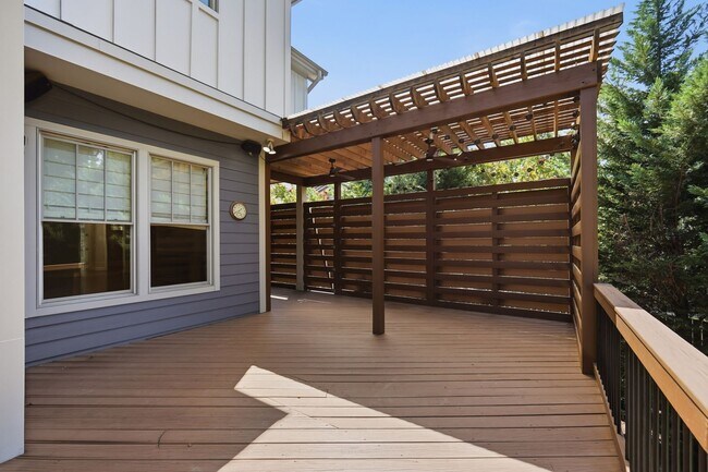 Building Photo - 520 Iverson Way