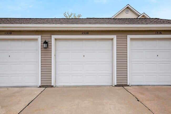 Building Photo - 1528 Oakfield Dr