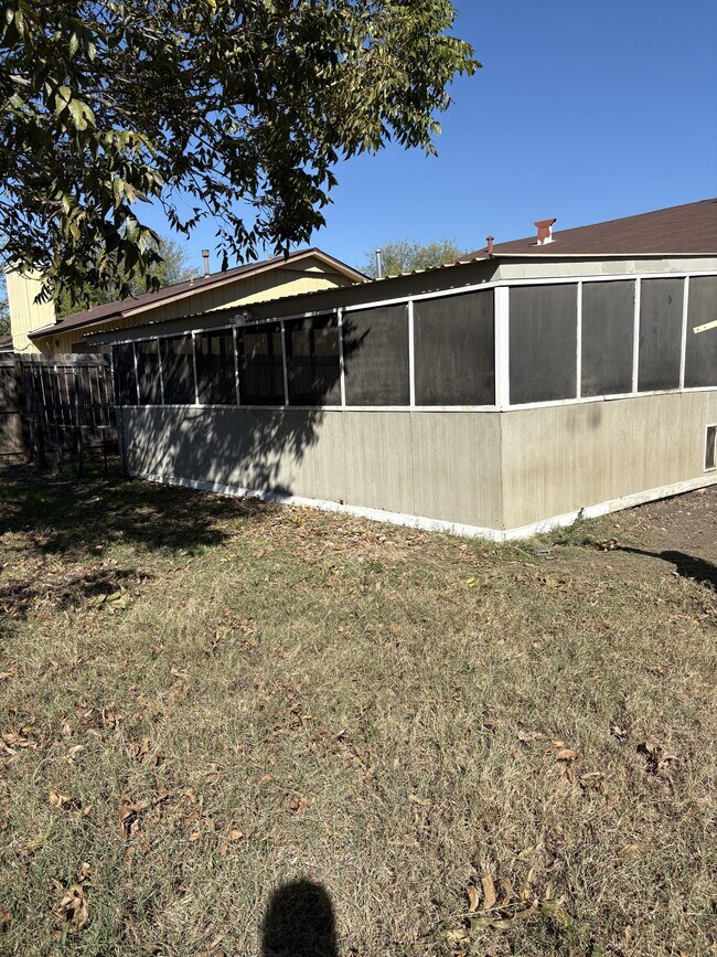 Building Photo - 121 N Meadow St