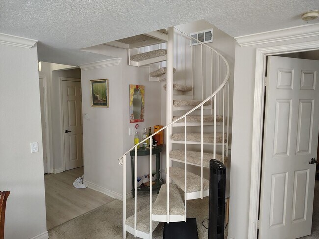 Building Photo - Charming 1BR Condo in Huntington Beach