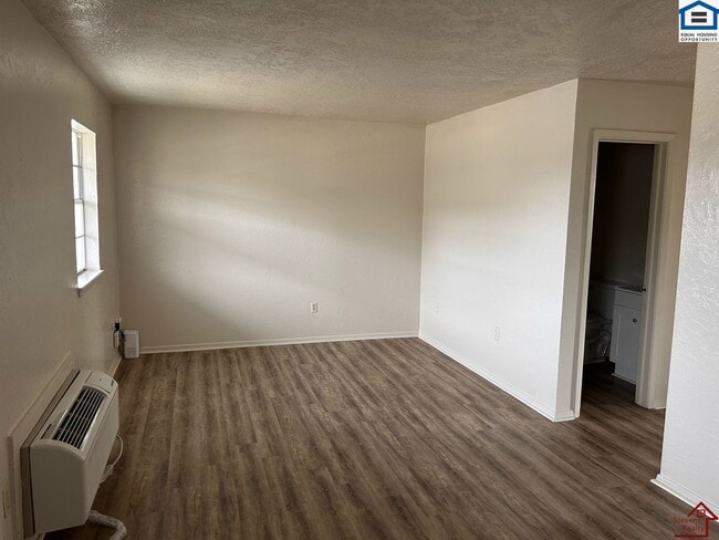 Building Photo - 1502 NW Kingsbury Ave