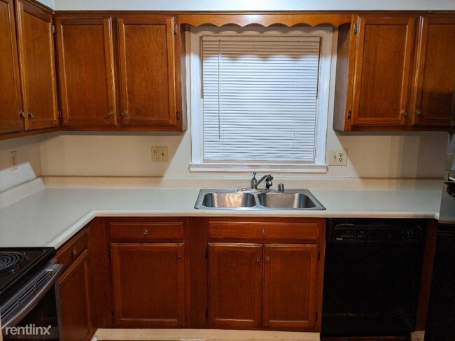 Building Photo - 429 Whispering Hills Dr
