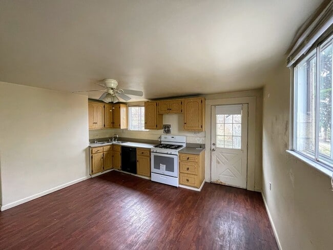 Building Photo - 2 bed 1 bath - Greenfield, nice location, laundry included