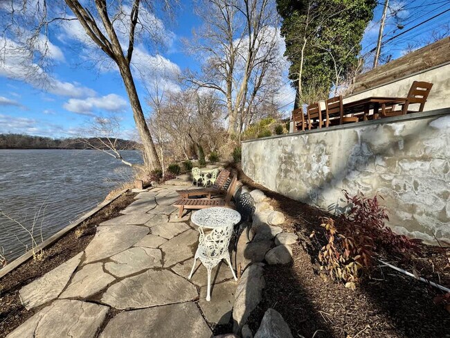 Building Photo - 54 River Dr