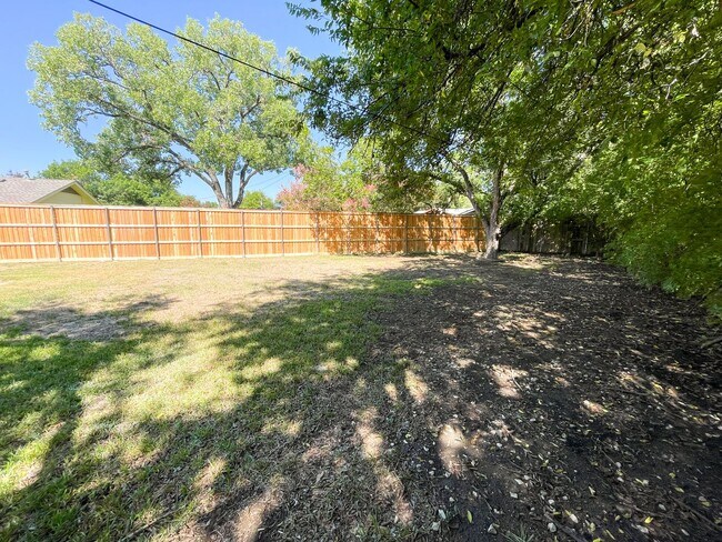 Building Photo - 4 bdrm, 2 bath - NEWLY Remodeled