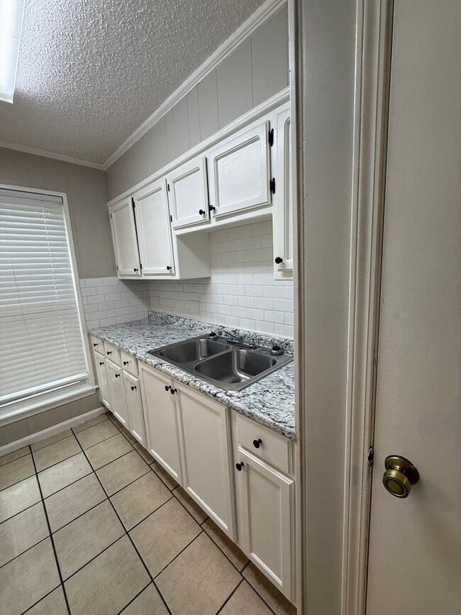 Building Photo - 1950-52 Helm Dr