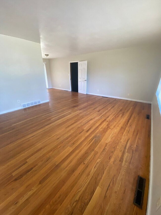 Building Photo - Spacious 3 bedroom house