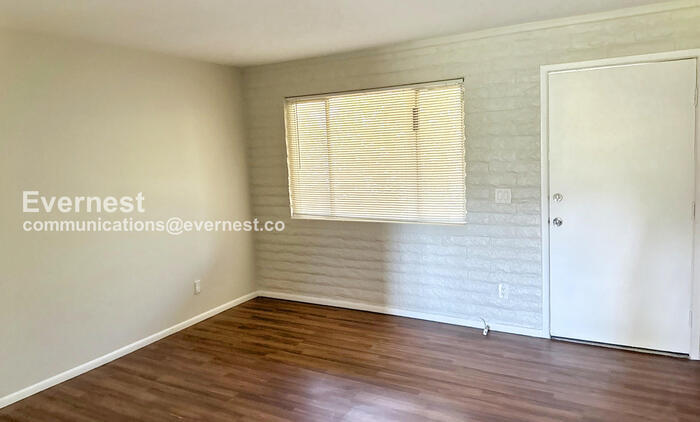 Building Photo - 825 E 5th St