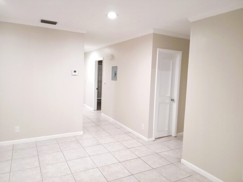 Building Photo - 8732 Bella Vista Dr
