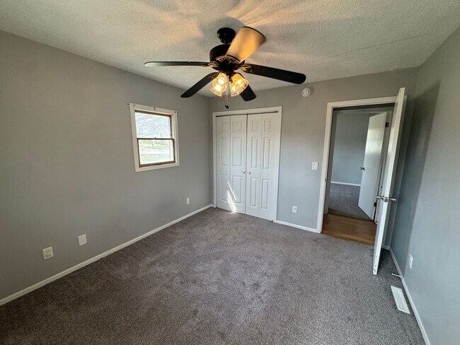 Building Photo - 3 bedroom 2 bath home in Bettendorf