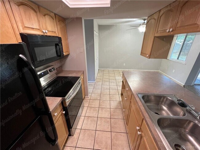 Building Photo - 170 Pinecone Ln