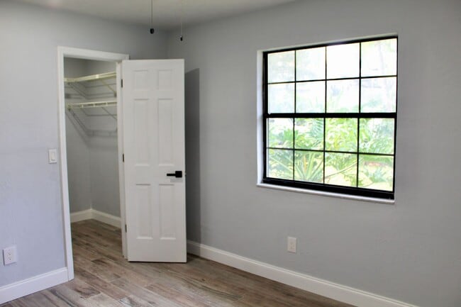 Building Photo - Port Orange Charming 5-Bedroom, 2-Bathroom...