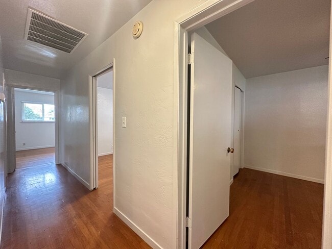 Building Photo - Great Location near McKinley Park!