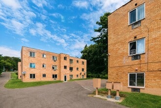Building Photo - Colonial Commons