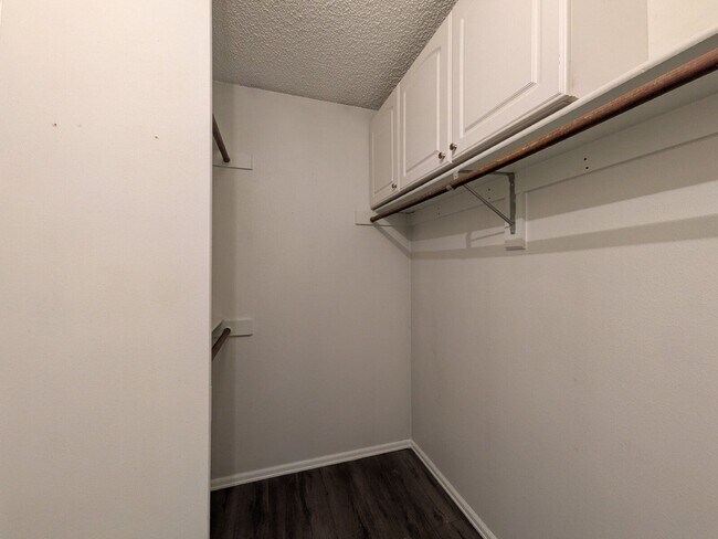 Building Photo - 2128 Beacham Dr