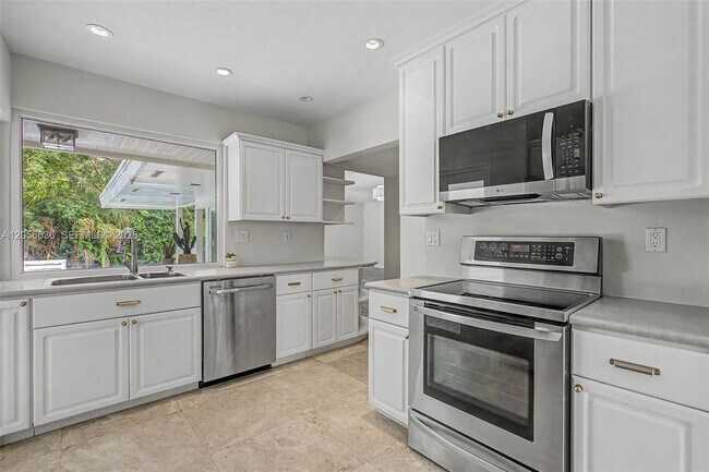 Building Photo - 15540 SW 82nd Ct