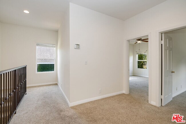 Building Photo - 15242 La Maida St