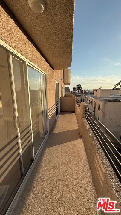 Building Photo - 701 S Kingsley Dr