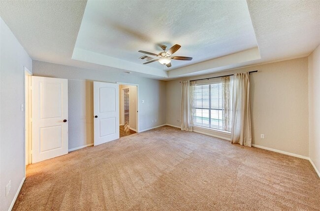 Building Photo - 402 Live Oak Ln