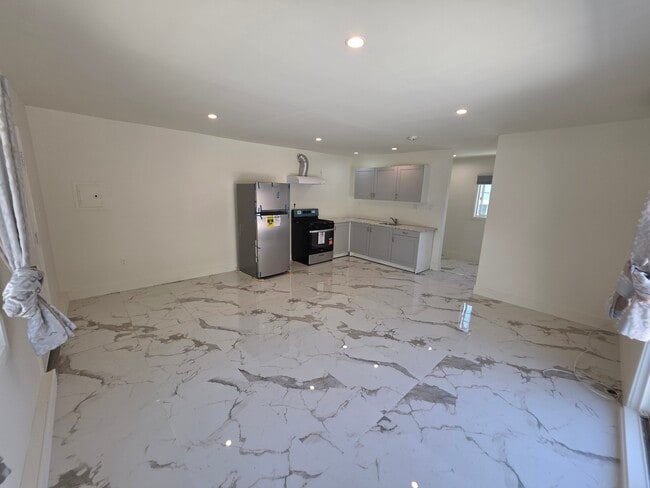 Building Photo - 10533 Nassau Ave