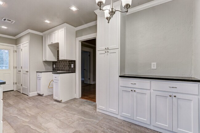 Building Photo - Charming 3-bedroom, 1-bathroom house - Available now!