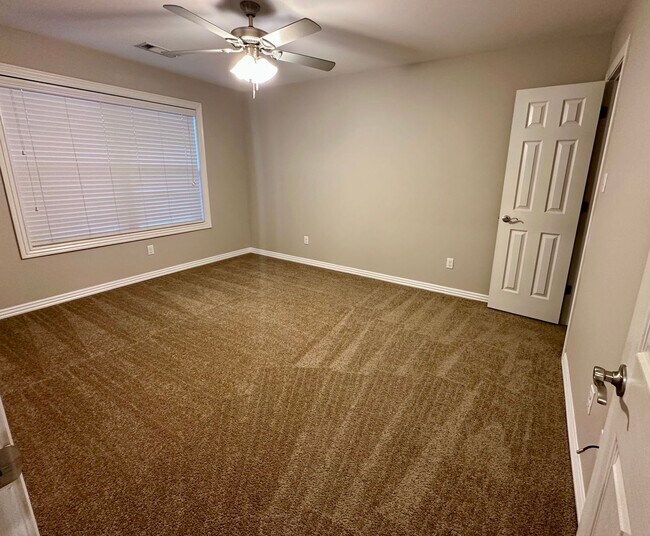 Building Photo - Spacious 3 Bedroom/2 Bathroom Chaffee Cros...