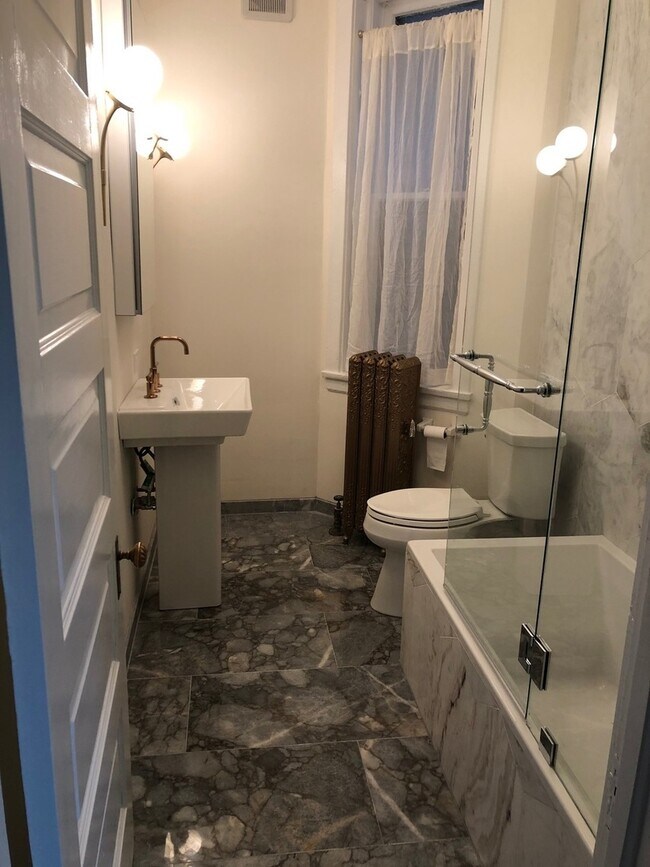 Building Photo - 622 W Briar Pl