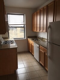 Building Photo - 2-Bedroom, Top-Floor Condo in North Rogers Park