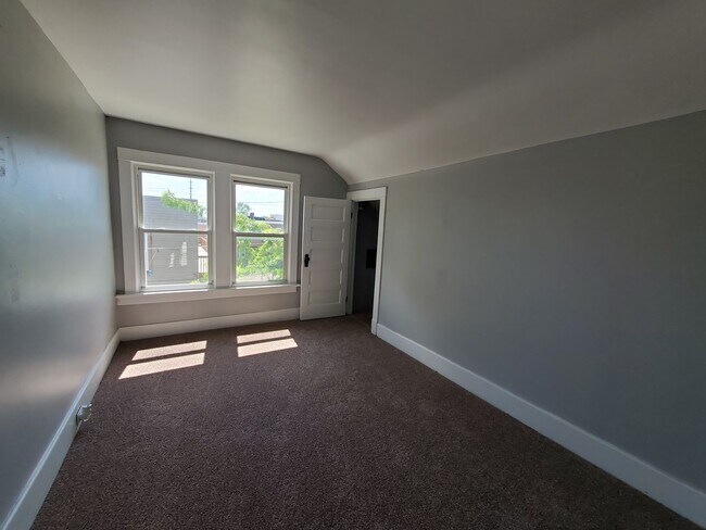 Building Photo - 2 bedroom house in Davenport