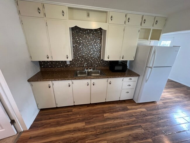 Building Photo - 2 bedroom house, huge 2 car garage, large ...