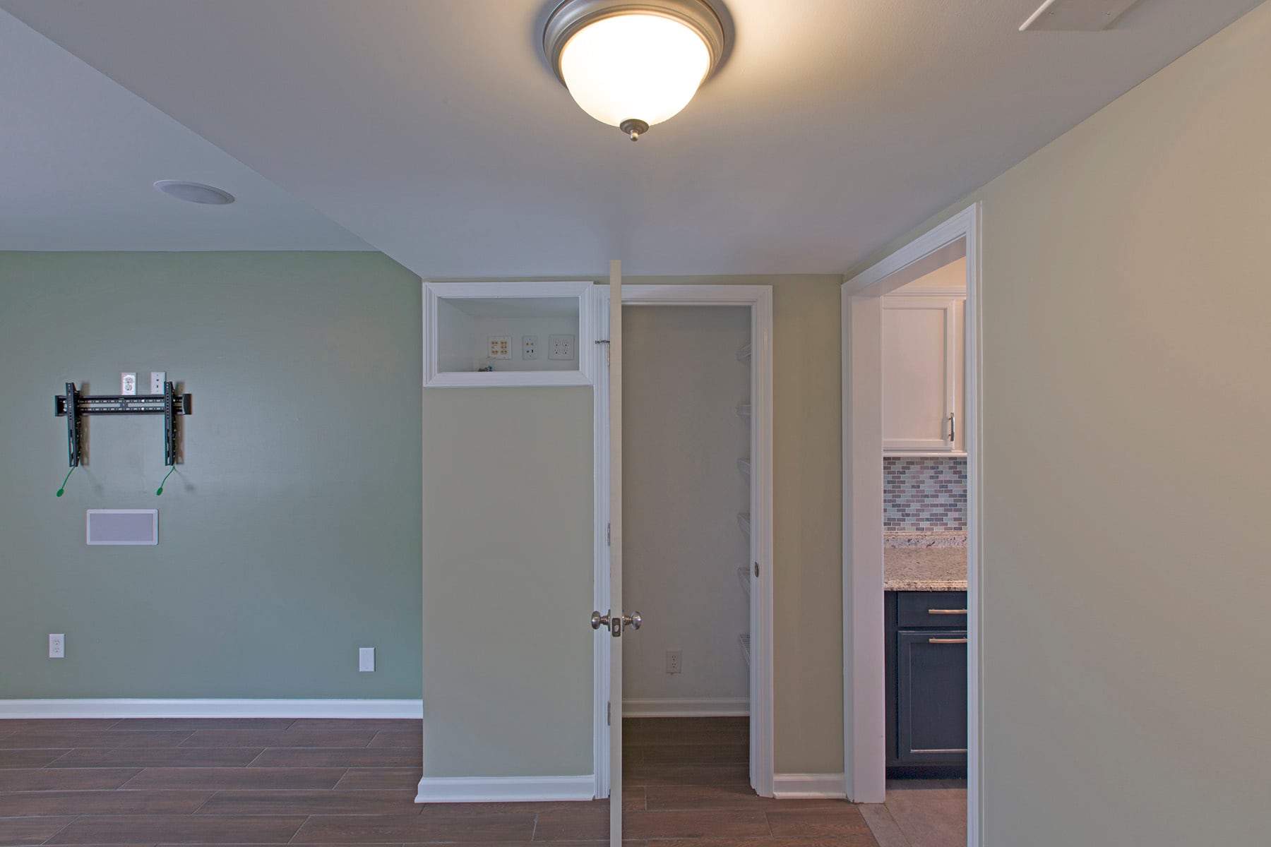 Media Niche - 3000 Golden Rd