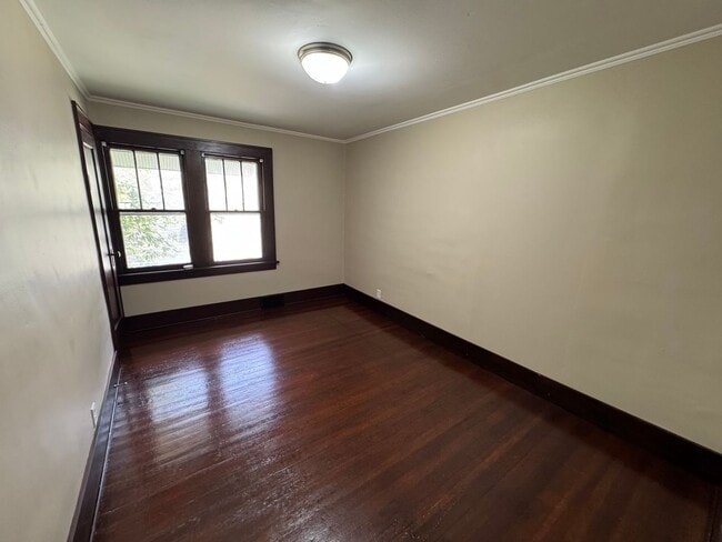 Building Photo - 4 bedroom 1.5 bath Home in Moline