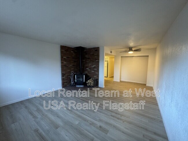 Building Photo - 4513 E Hollygreen Rd