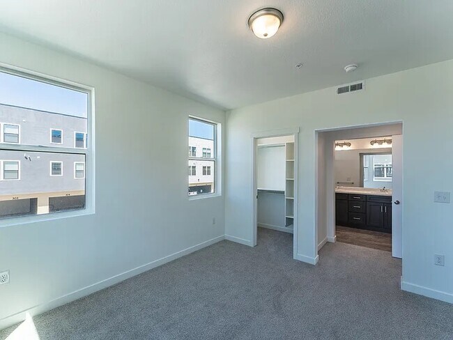 Building Photo - 8362 Iris Lumi Ln