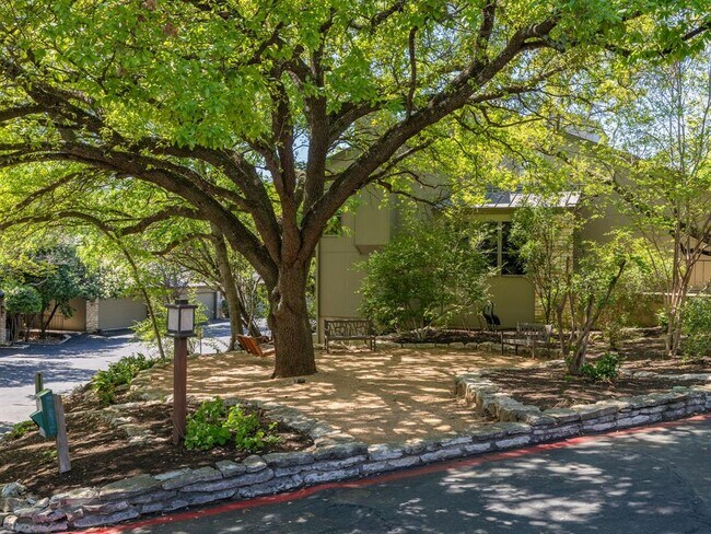 Building Photo - 1821 Westlake Dr