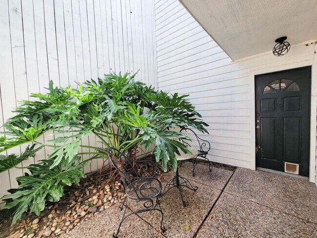 Building Photo - Stylish Townhouse in Prime Location – Walk...