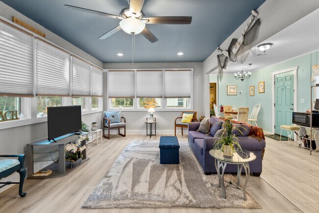 Building Photo - 2585 Fairway Dr SW