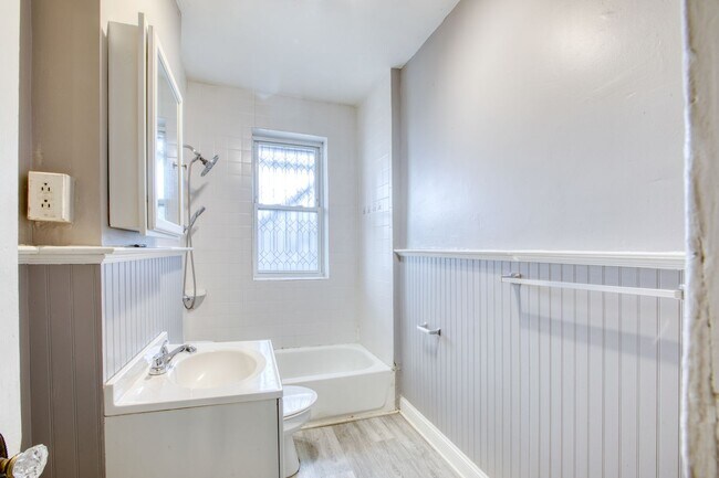 Building Photo - Oversized 3 Bedroom 1 Bathroom in Blackrock Neighborhood