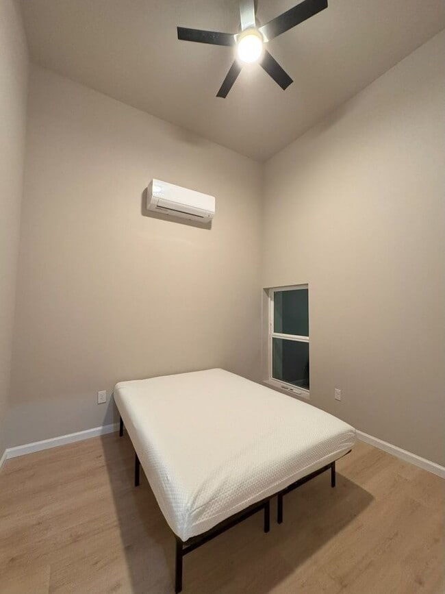 Building Photo - 418 S Commercial St