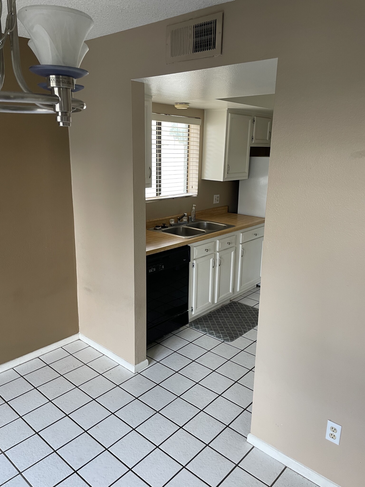 Building Photo - 850 S River Dr
