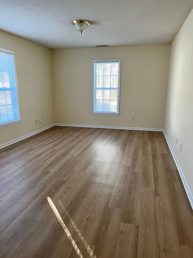 Building Photo - 3 Bedroom, 2 Bath House Available On Wesle...