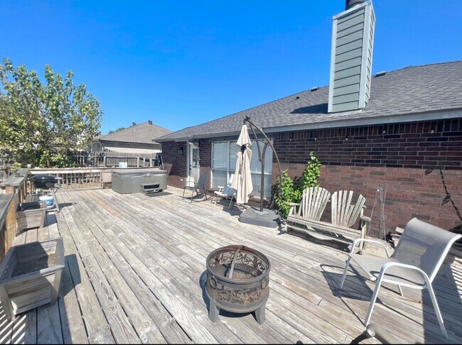 Building Photo - NEW IN MANAGEMENT - AVAILABLE NOW! MOVE IN SPECIAL!