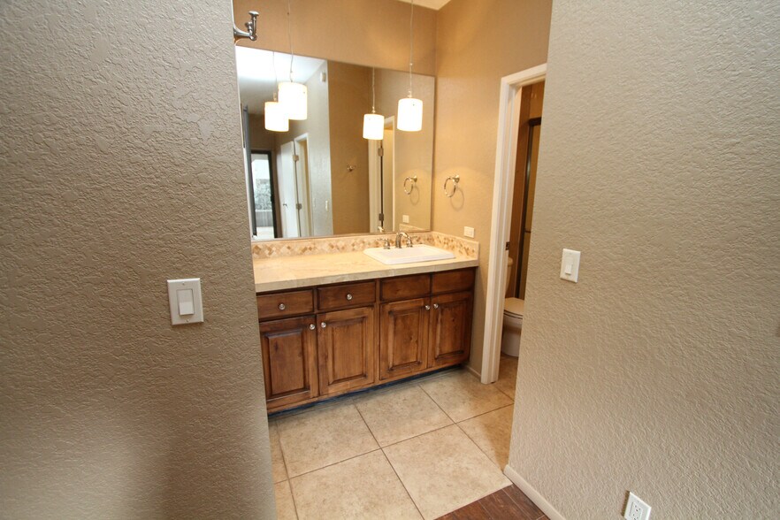 Master bath - 5557 N Mica Mountain Dr