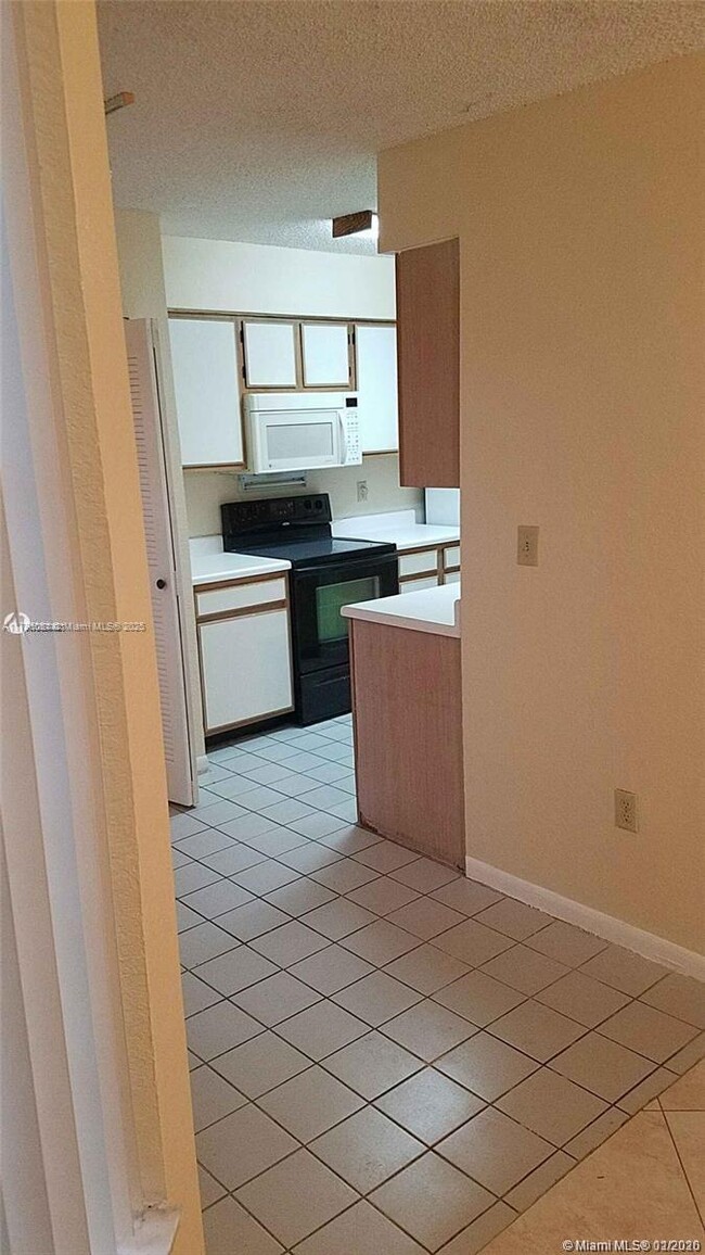 Building Photo - 2810 N Oakland Forest Dr