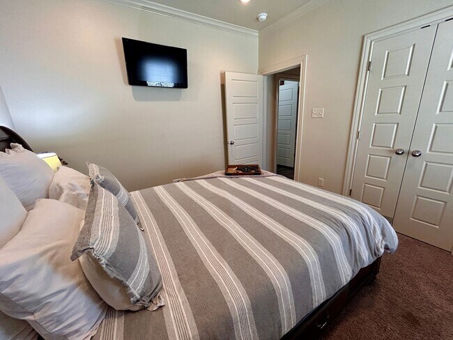 Building Photo - 3 Bed 2 Bath Mid Term Rental