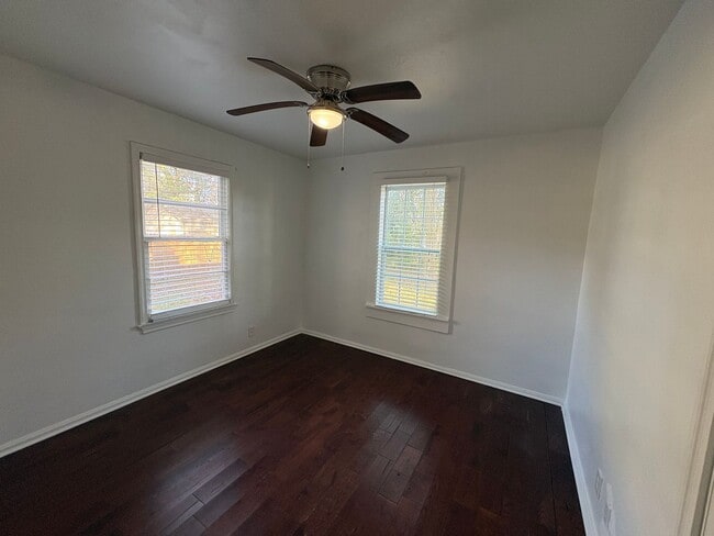Building Photo - Charming 2-Bedroom, 1-Bath Home with Hardwood Floors & Cozy Enclosed Porch