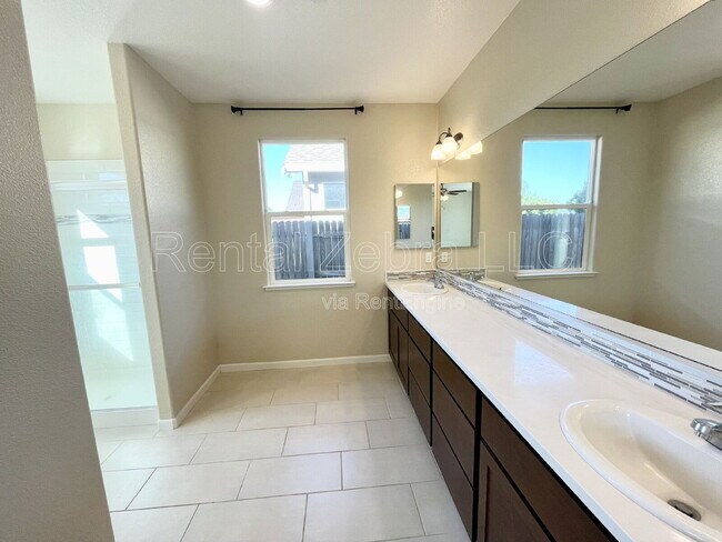 Building Photo - 482 Glendon Pl