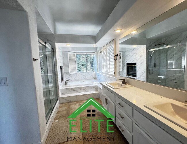 Building Photo - **Stunning Custom Home with Solar and Pool...